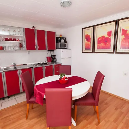 House With Covered Terrace And Garden Holiday home *