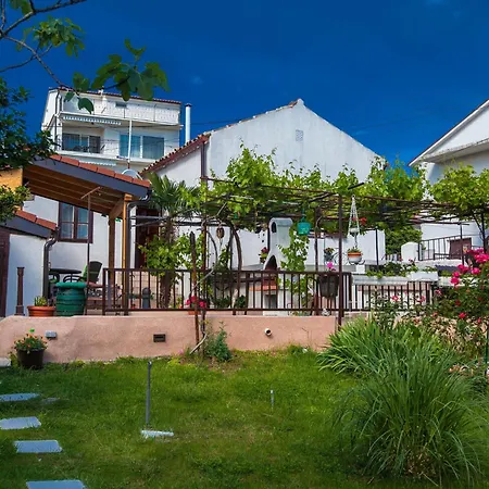 House With Covered Terrace And Garden Holiday home