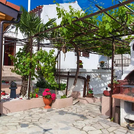 House With Covered Terrace And Garden Holiday home