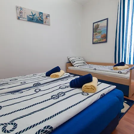 House With Covered Terrace And Garden Holiday home Crikvenica